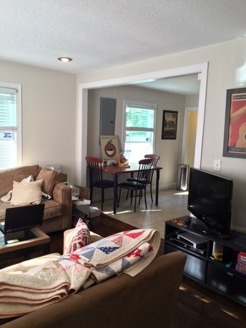 Building Photo - Charming Cottage in Sylvan Heights with Hardwood Floors, Granite Counter Tops, Fenced Yard, 2.5 M...