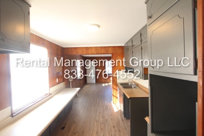 Building Photo - 3 Bedroom 1.5Bath - New On The Market! Better Hurry To See This One!!