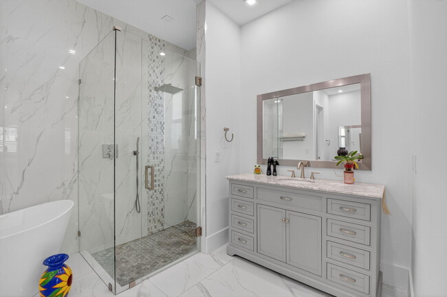 Building Photo - 711 NE 6th St