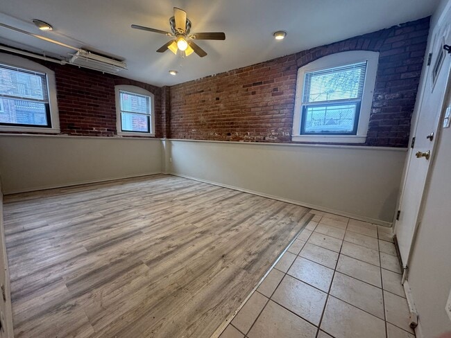 Building Photo - 2773 Hampshire-Unit 3