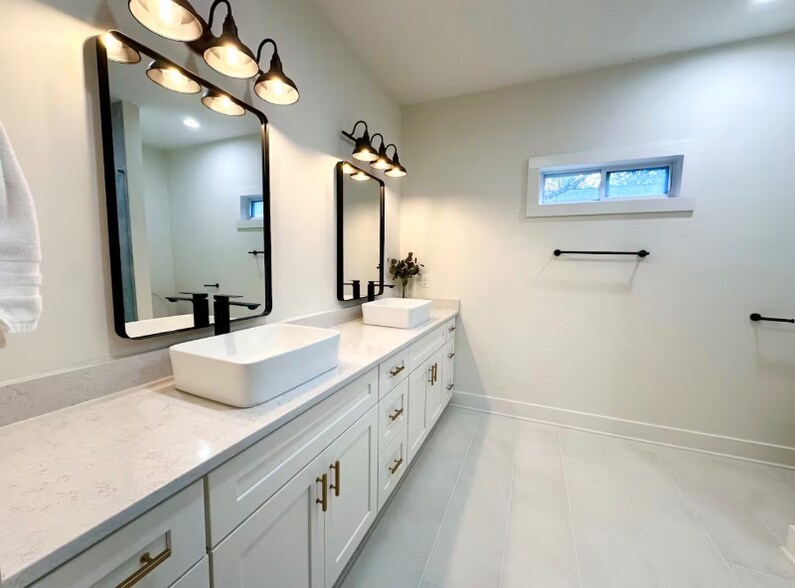 Building Photo - 240 Laurel Ave SW