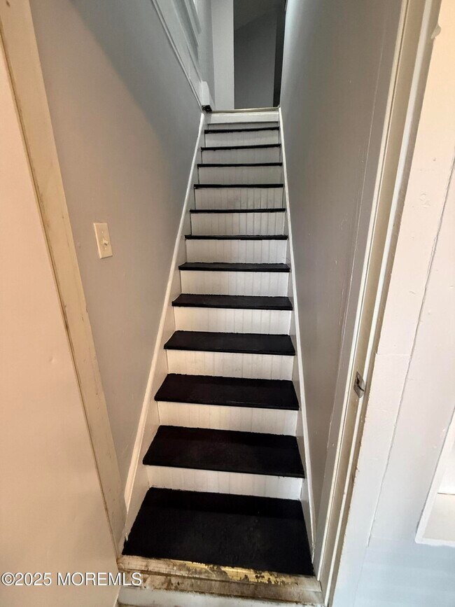 Building Photo - 79 Pine View Ave