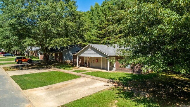 Building Photo - 1309 Country Oaks Dr