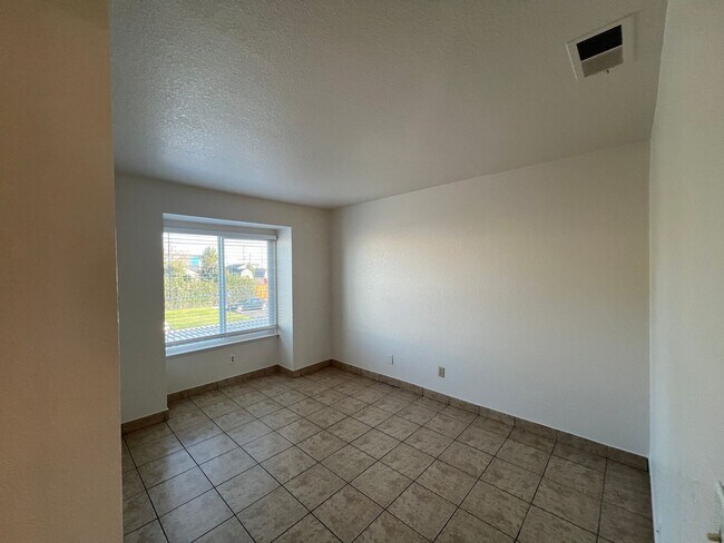 Building Photo - Two-bedroom upstairs apartment in Riverbank!