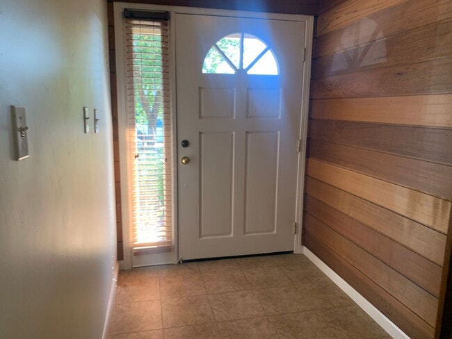 Building Photo - 3 bedroom 2 bath home with HUGE yard in Orangevale