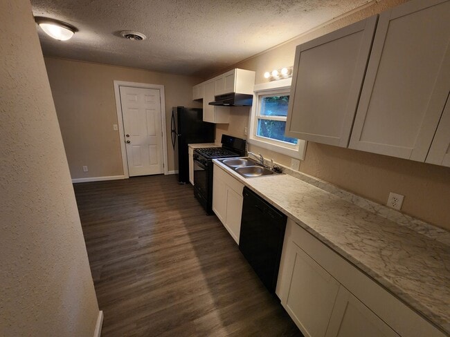 Building Photo - Spacious 2-Bedroom, 1-Bathroom Home AVAILABLE NOW!!