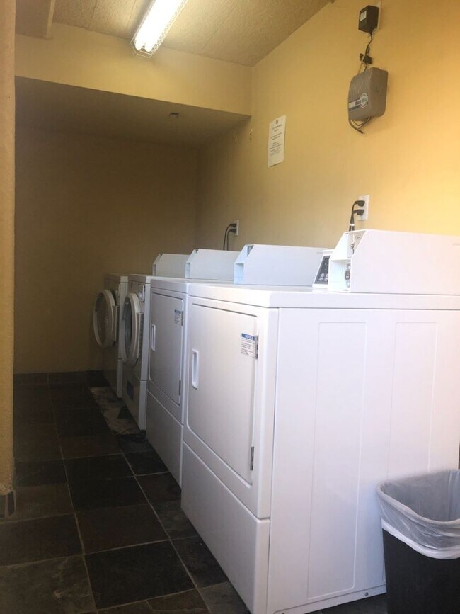 Building Photo - Beautiful 2BD/2BA Condo With Two Parking Spaces in PB