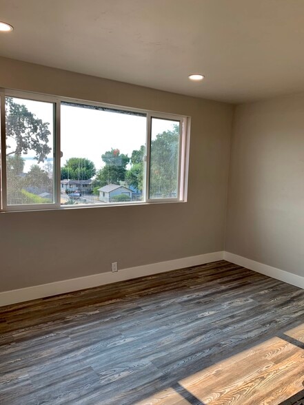 Master Bedroom with a lake view - 3677 Lakeshore Blvd