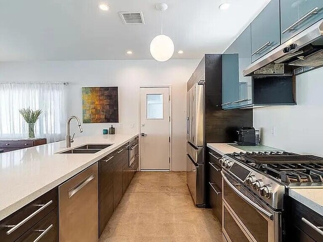 Building Photo - 2223 N Magnolia Rd