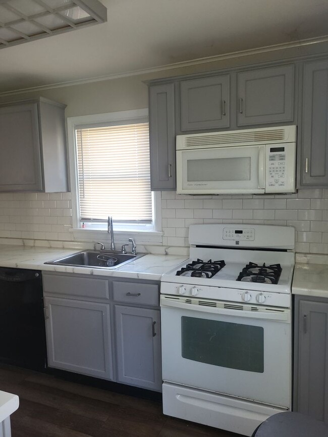 Building Photo - Three bedroom two bath located in North Hills!