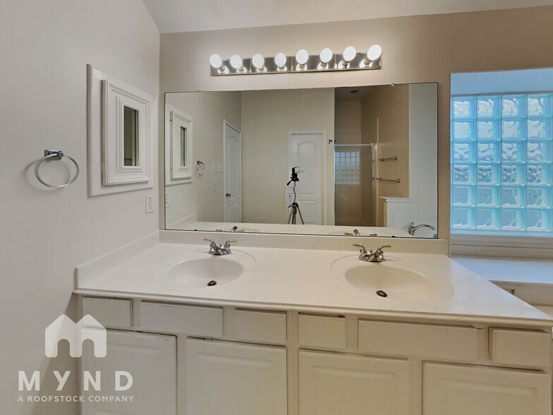 Building Photo - 1605 Garden Lakes Dr