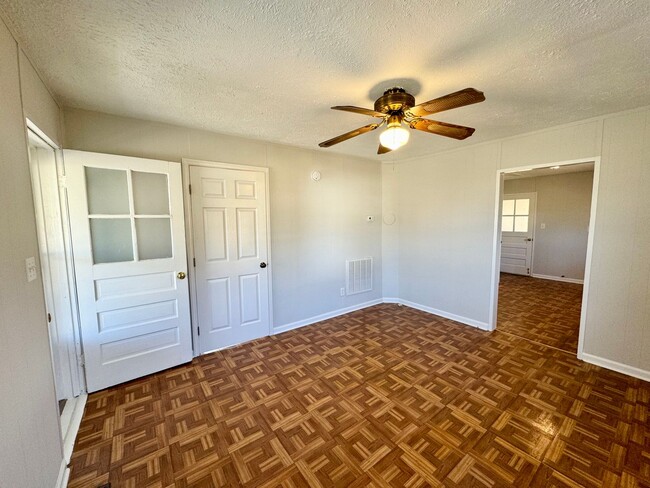 Building Photo - Lovely 2 Bedroom Rancher… Waiting for You to Make it Home!