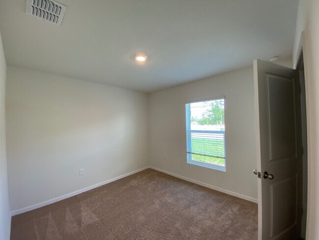 Building Photo - - Desirable Lake Diamond Subdivision 4/2/2...