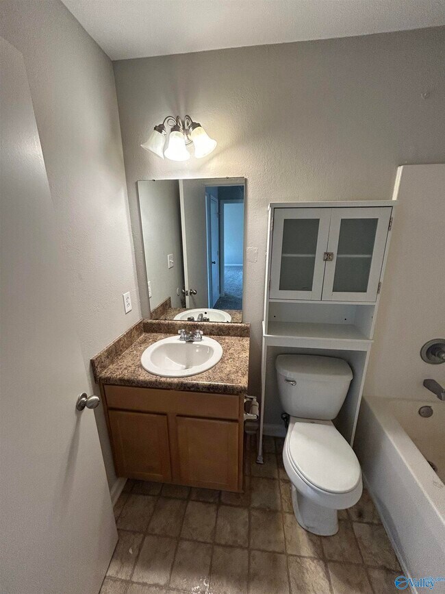 Building Photo - 3140 Lakeland Dr SW