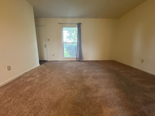 Building Photo - Spacious 3 Bed / 2 Bath Duplex in Lebanon – Comfortable Living with Convenient Location