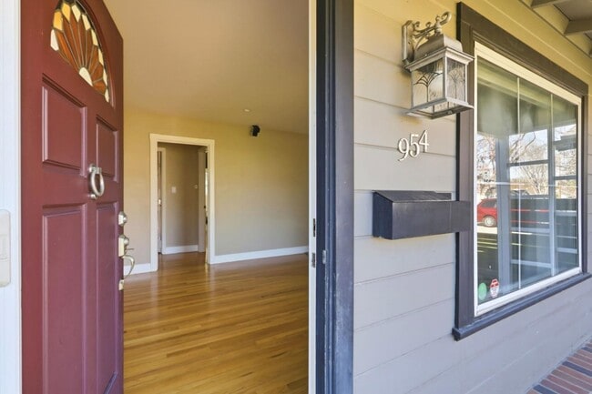 Building Photo - 954 Sunlite Dr