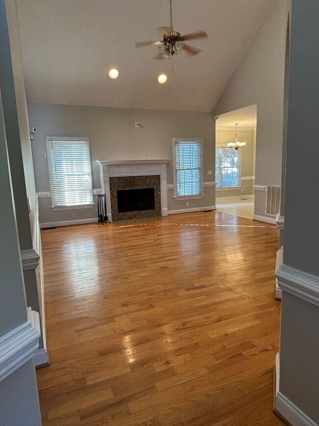 Building Photo - 522 Saint Helene Ct