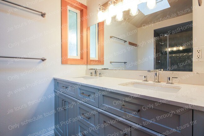 Building Photo - 14210 SW Rochester Dr