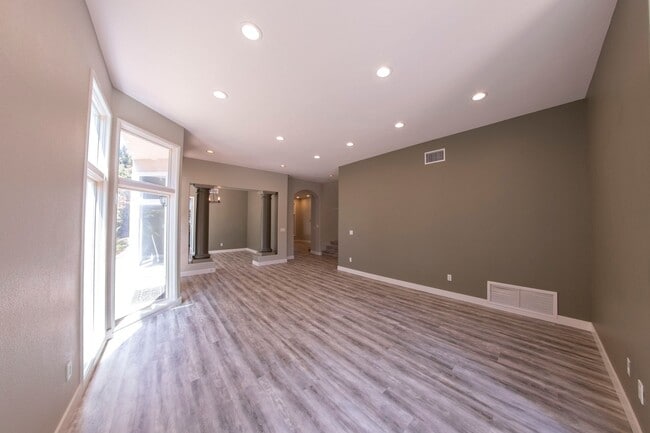 Building Photo - 4BR 2.5BA House in Gated Community of Blackhorse, Across from UCSD with 2 Car Garage & Washer/Dry...