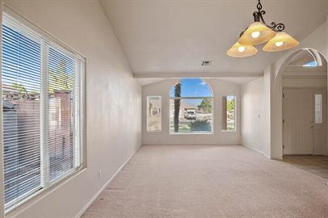 Building Photo - Bloomington Beauty!  6 month lease