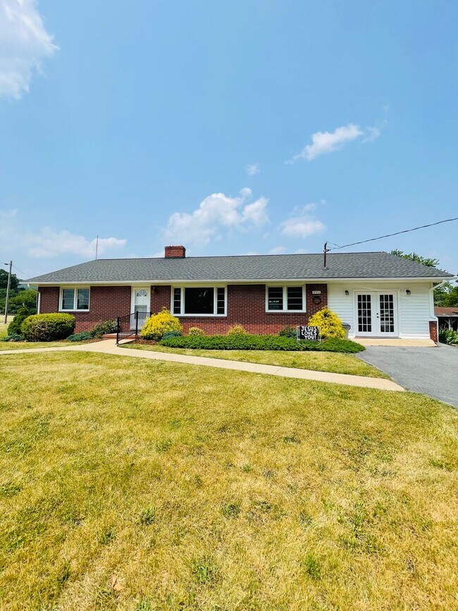 Primary Photo - Home for Rent in Dayton