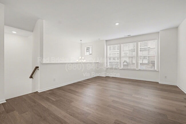 Building Photo - 2007 Hawksworth Ln