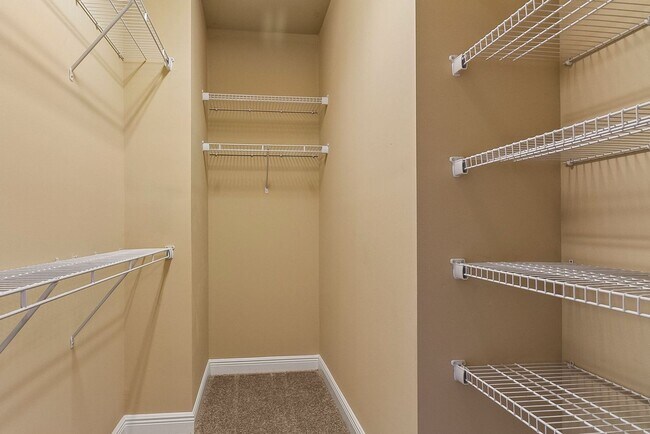 Building Photo - Charming 3 Bedroom 3 Bath Home Available i...