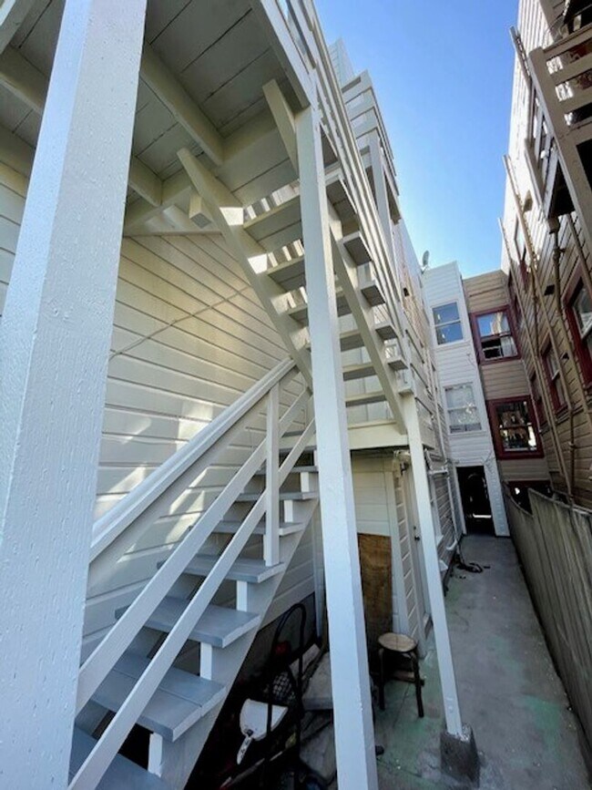 Building Photo - 1446-1448 18th Ave (1320r)