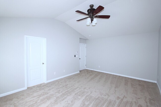 Building Photo - Well maintained 4 bedroom home with a golf course view!