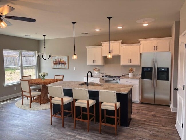 Building Photo - 4387 Ravenwood Park W