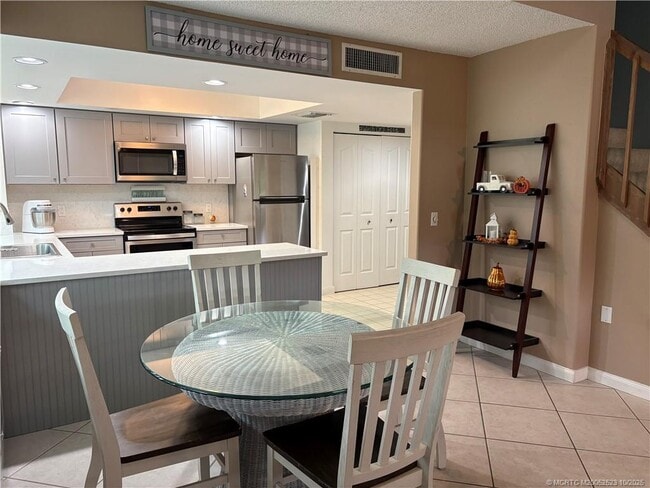 Building Photo - 3566 SW Sunset Trace Cir