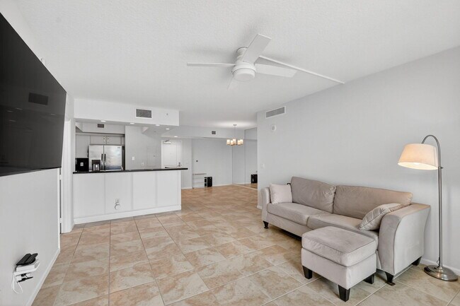Building Photo - 403 S Sapodilla Ave