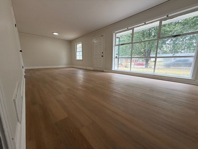 Building Photo - AVAILABLE JUNE 1st- 3 BEDROOM 2 BATHS