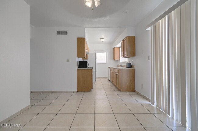 Building Photo - 3536 E Glen Dr