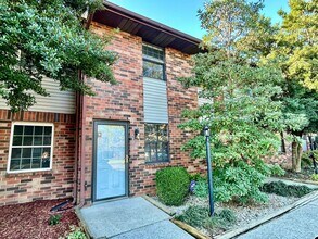 Building Photo - Cozy 2 Bed, 1.5 Bath in Lexington!
