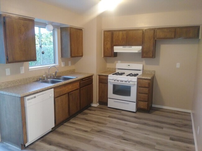 Building Photo - 798