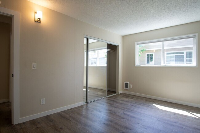 Building Photo - Spacious 2 Bedroom with Stylish Updates + A/C, W/D, D/W!