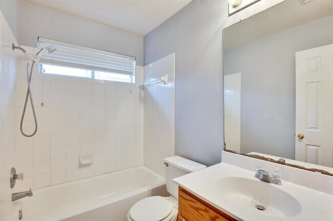 Building Photo - 1002 Remington Dr