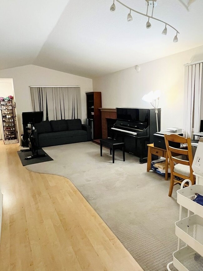 Building Photo - Updated 3 Bed / 2 Bath in Sabre Springs!!