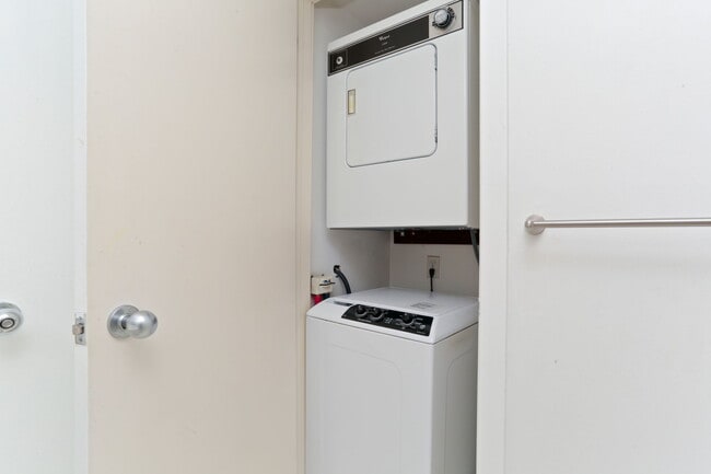 Building Photo - 301 Post Rd E