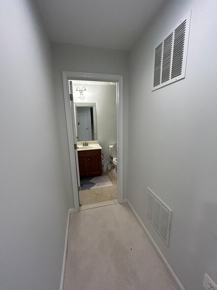 Building Photo - 21918 Knob Hill Pl