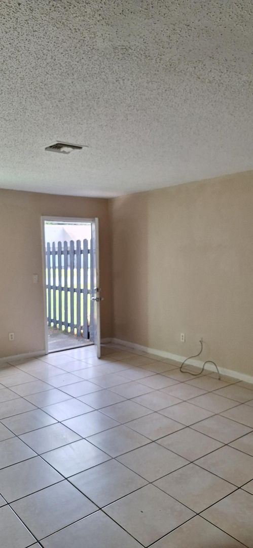 Building Photo - JCR1 - 5210