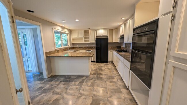 Building Photo - Single level 3 bedroom 2 bath home in the ...