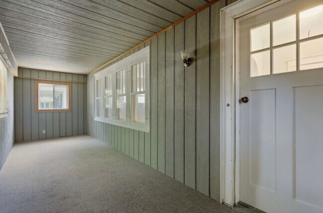 Building Photo - Beautifully Renovated 2 Bed, 1 Bath Home for Rent!
