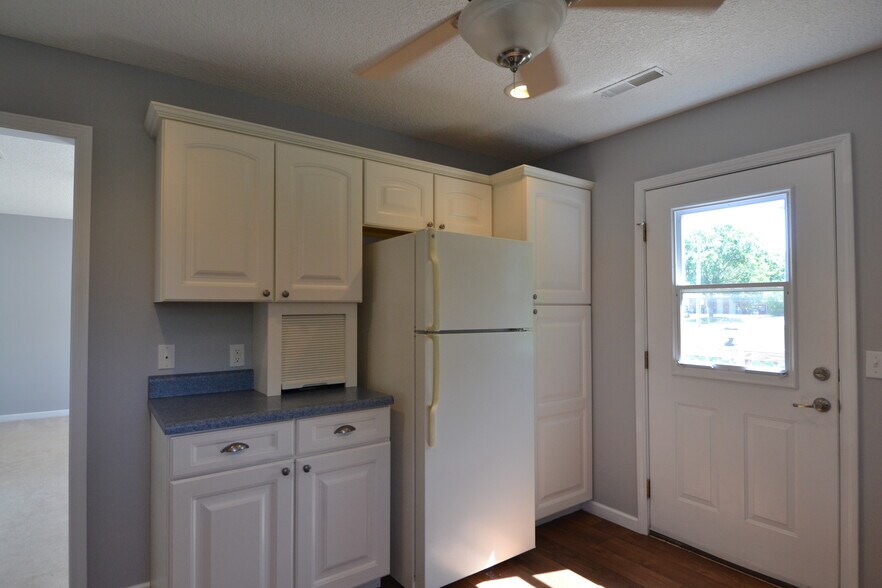 Building Photo - 1900 Salter Pl