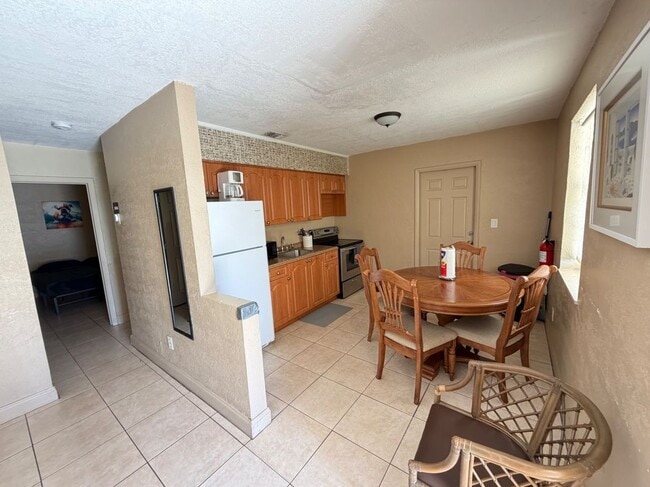 Building Photo - 212 SW 2nd Terrace