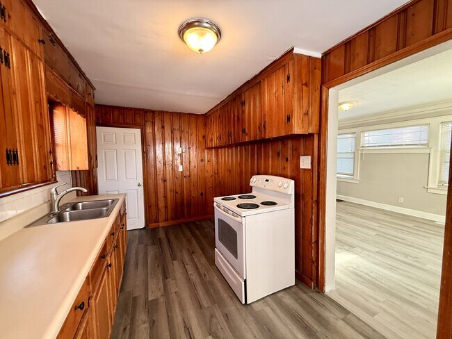 Building Photo - 5524 Woodland Ave