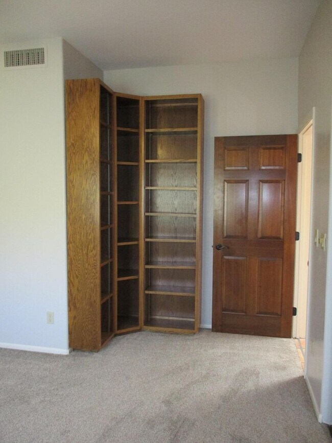 Building Photo - 4 bedroom 2.5 Bath