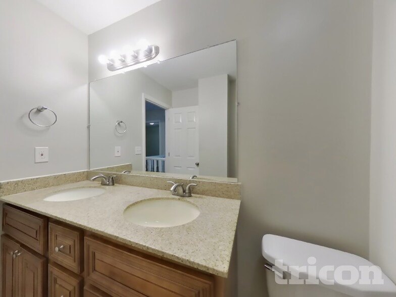 Building Photo - 2863 Iroquois Dr