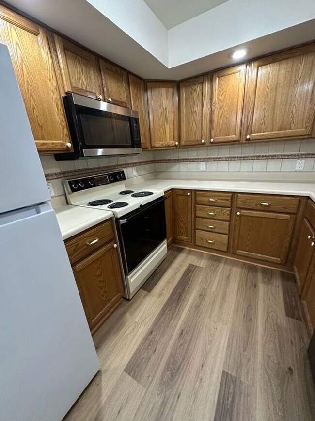 Building Photo - Ellis Avenue Duplex